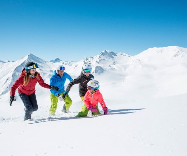 Skigruppe bei Schneewanderung